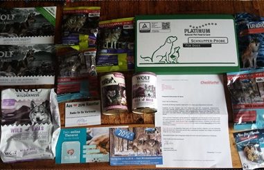 Kostenlose Futterproben-Box von CheckForPet – Bunte Mischung für deinen Hund oder deine Katze