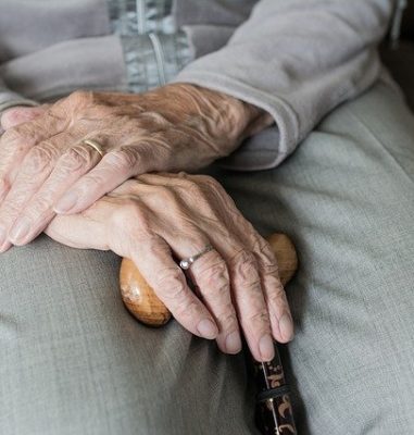 Notfallarmband für Senioren – Mehr Sicherheit im Alter